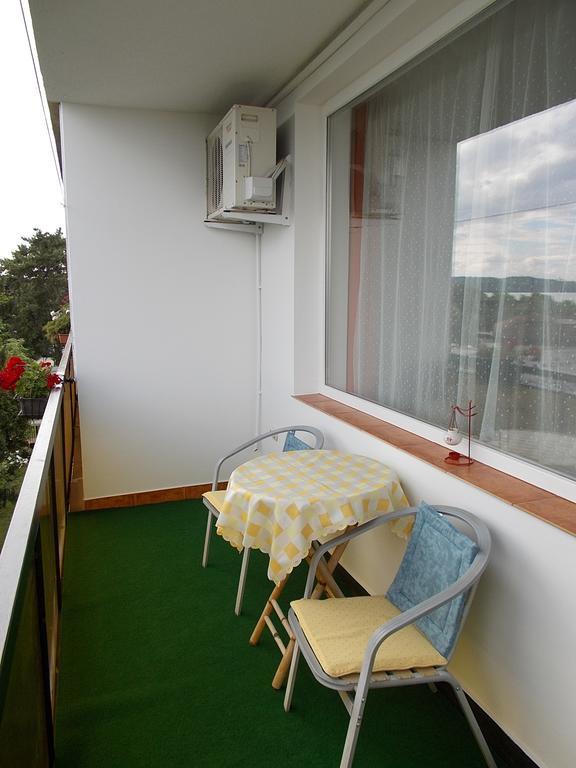 Liliom Apartments Balatonfuered Quarto foto
